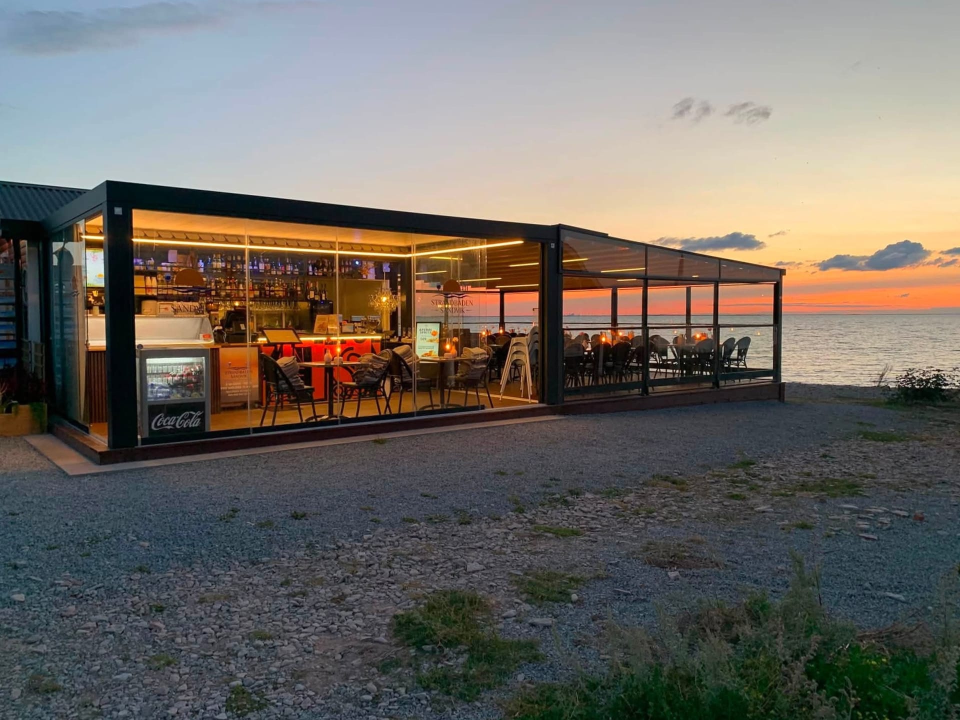 Uteservering vid Strandbaden Sandvik i kvällsljus